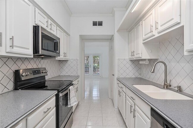 Building Photo - 9400 Doliver Dr