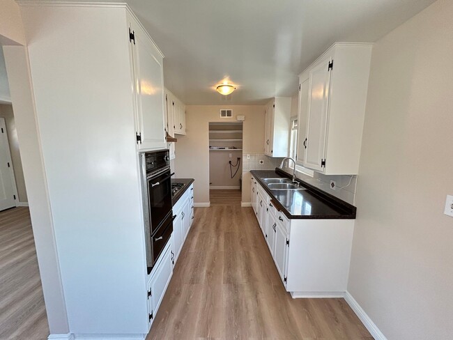 Building Photo - Beautifully Upgraded 3 Bed 2.5 Bath Home i...
