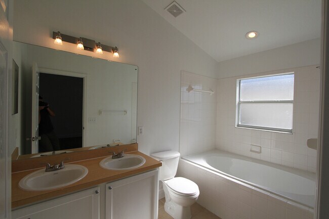 Building Photo - 210 Garberia Dr