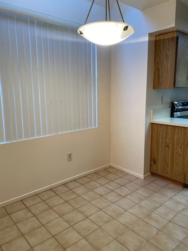 Building Photo - Irvine: 2-story townhome with attached 2 c...