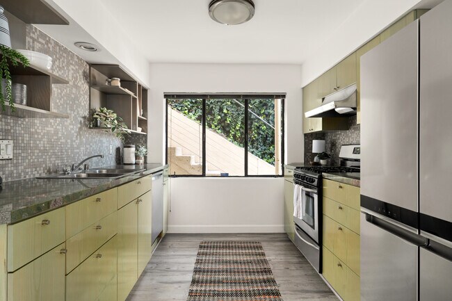 Building Photo - 1744 Redesdale Ave