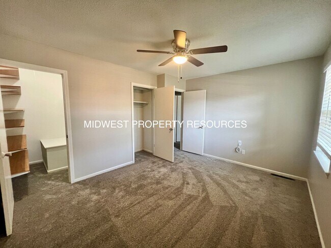 Building Photo - Stunning 2 Story townhome w/ outdoor Maintenance provided