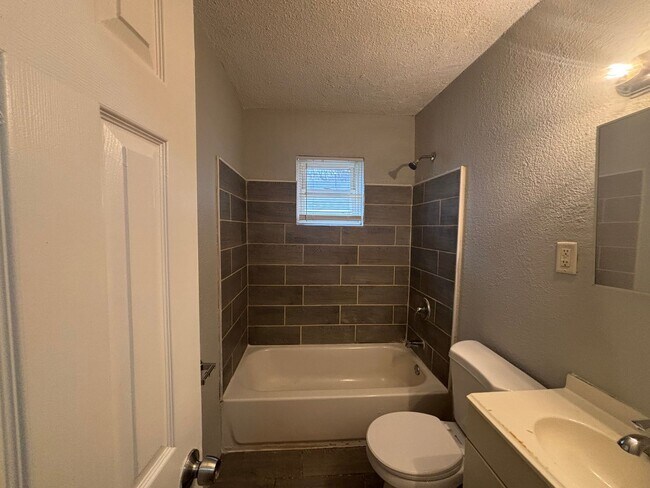 Building Photo - 3034-3036 Sinclair St