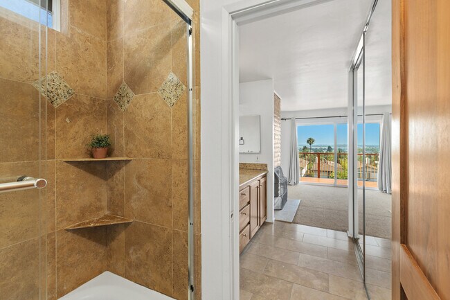 Master bathroom - 2461 Geranium St