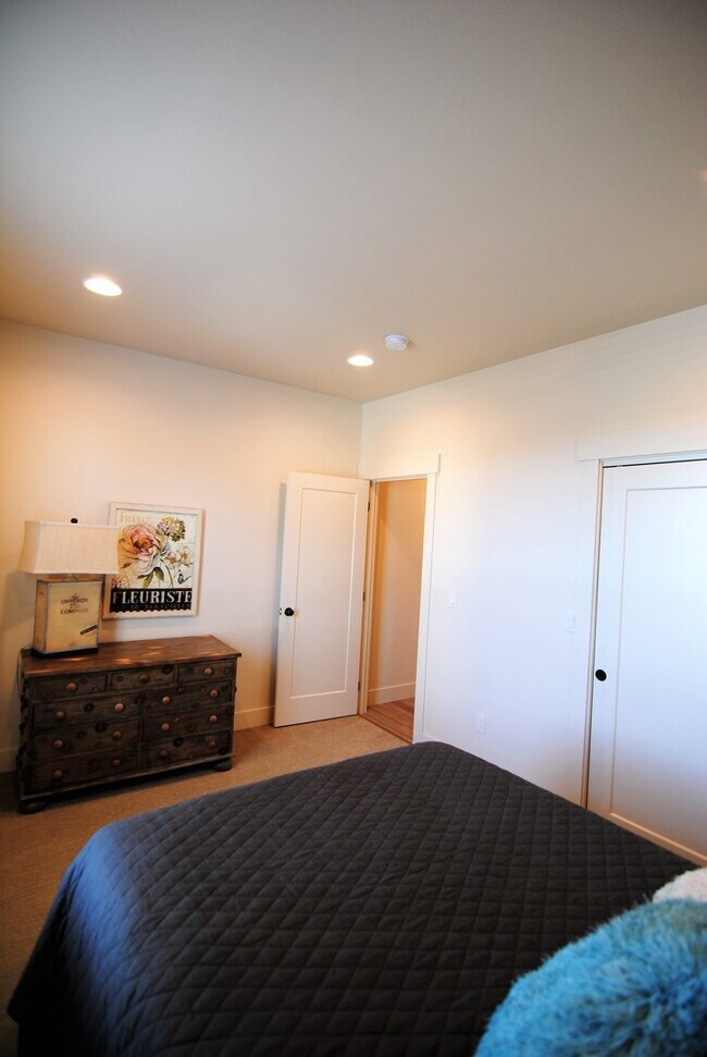 Building Photo - 1712/1714 Danny Boy Ln. Duplex