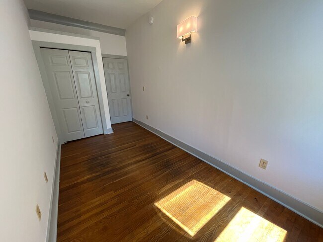 Building Photo - 511 E Chestnut St
