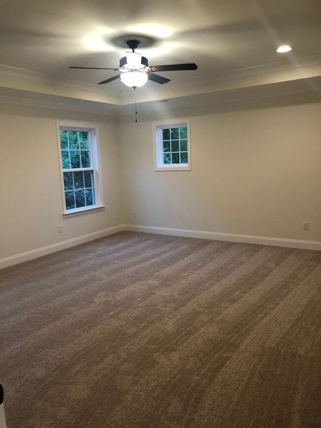 Building Photo - 3 Bedrooms + 2.5 Bath Renatal in East Brainerd