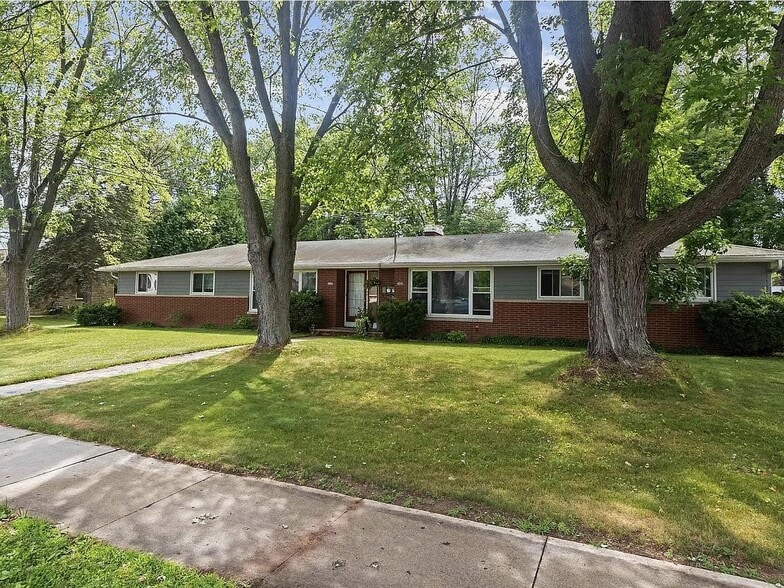 Building Photo - 1325 Cardinal Ln