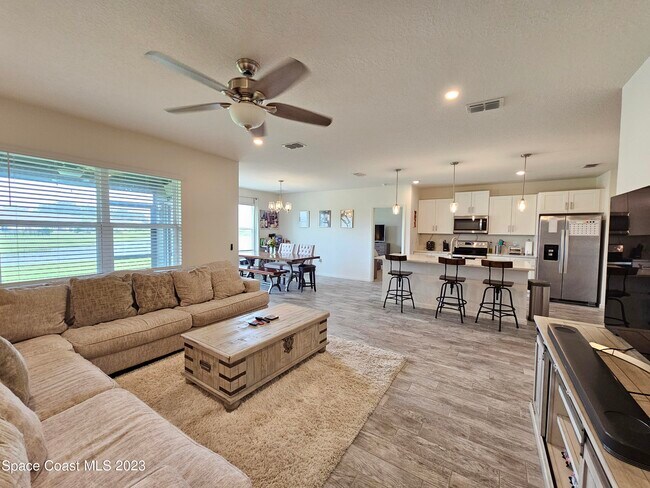 Building Photo - 445 Sorrento Dr