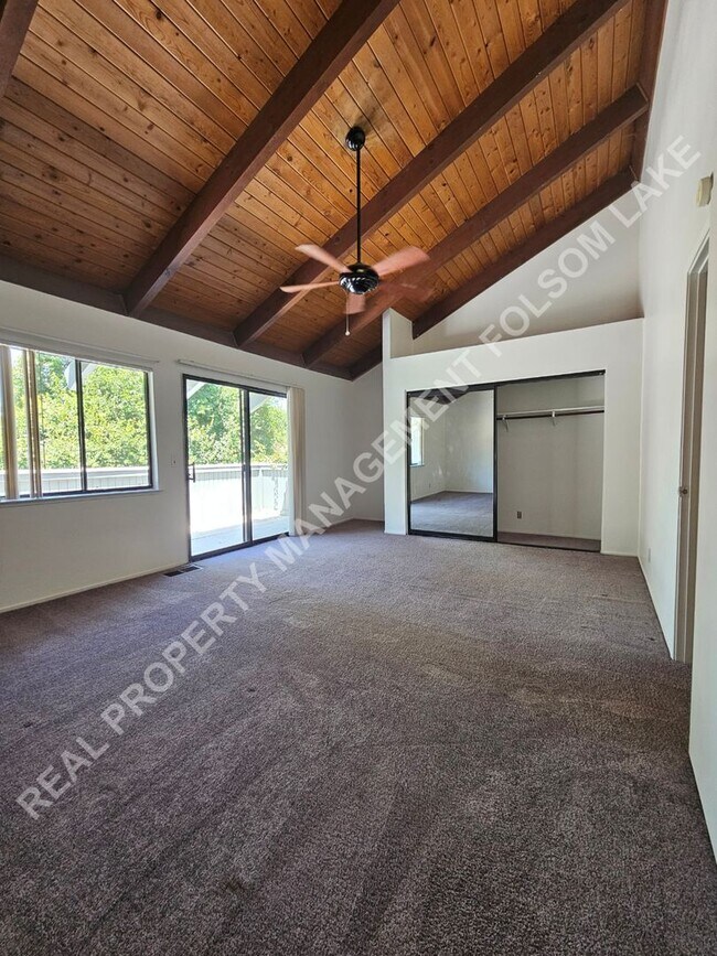 Building Photo - Spacious 3 bedroom 2.5 bath in South Davis