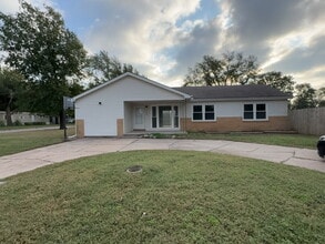 Building Photo - "Charming 3-Bedroom Home with 2 Full Baths and 1580 Sq Ft of Living Space in Wichita!"