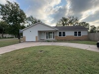Building Photo - "Charming 3-Bedroom Home with 2 Full Baths and 1580 Sq Ft of Living Space in Wichita!"