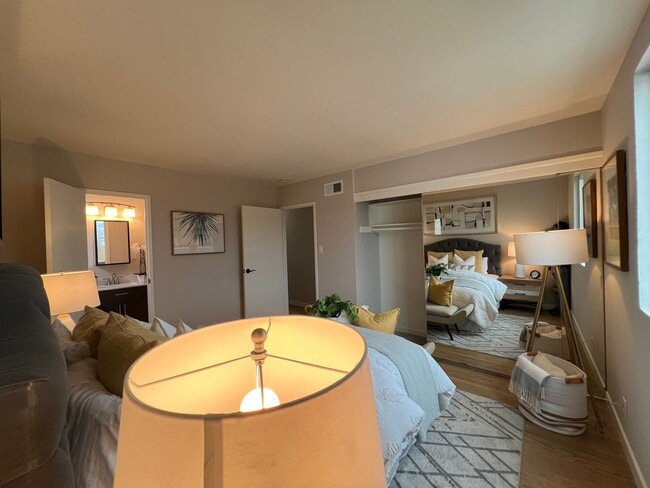 Building Photo - Remodel Detached 4 Bed / 2 Bath Home Near ...