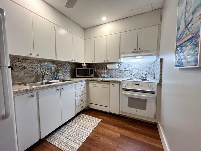 Building Photo - 6239 Bay Club Dr