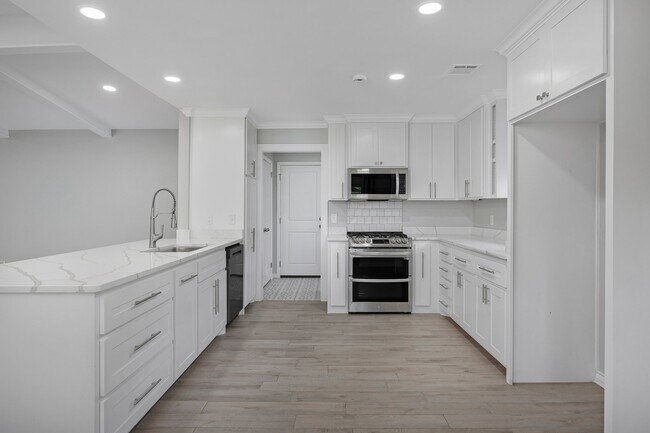 Building Photo - 3703 Montague Dr