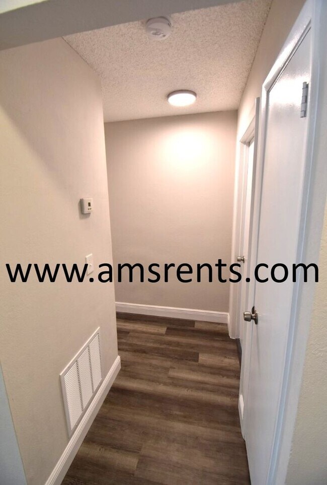 Building Photo - Spacious 3 bedroom Villa