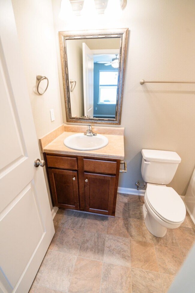 Building Photo - Beautiful 3 Bedroom 3 Bath