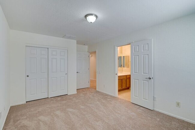 Building Photo - SPACIOUS 3 BEDROOM HOME IN 89044