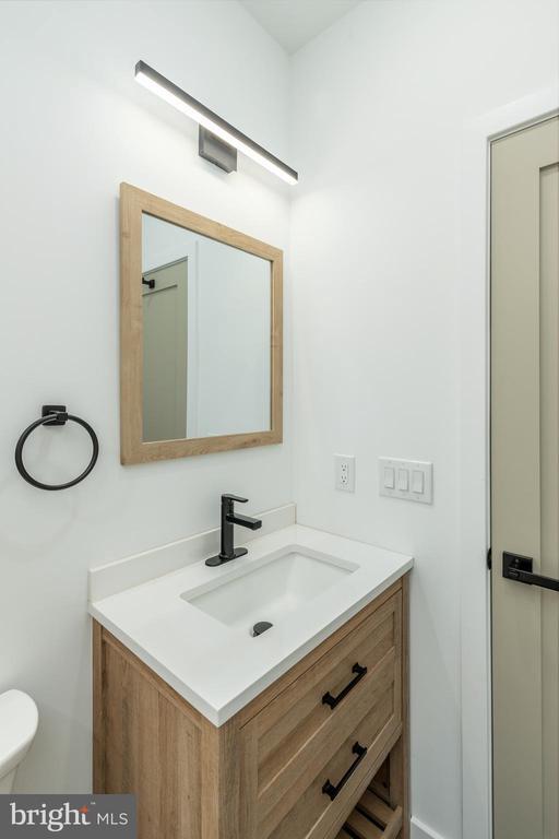 Building Photo - 608 S American St