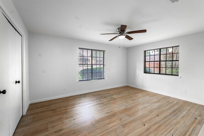Building Photo - 218 E 7th St