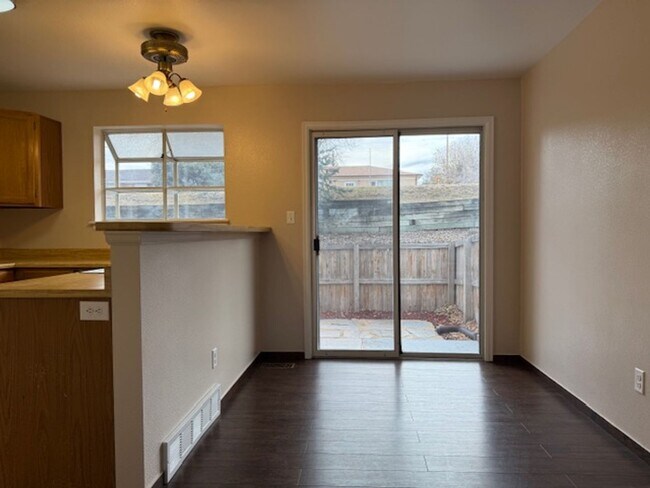 Building Photo - House For Lease