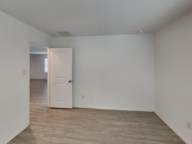 Building Photo - 116 Hollywood Dr