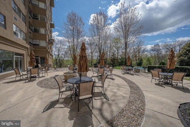 Building Photo - 1030 E Lancaster Ave