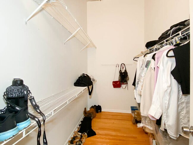 Building Photo - 17 N Loomis St