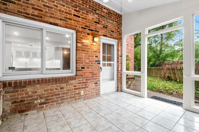 Building Photo - 3 Bed 2 Bath - Takoma Park Split Level - 1...