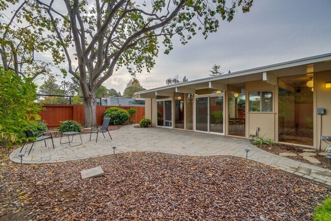 Building Photo - Updated 4 bed 2 bath Atrium Eichler in Pal...