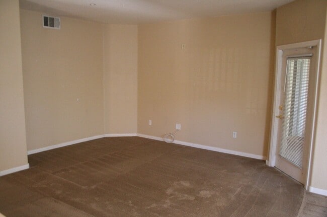 Building Photo - 2 Bed, 2 Bath, downstairs, 1 Story Unit, 1...
