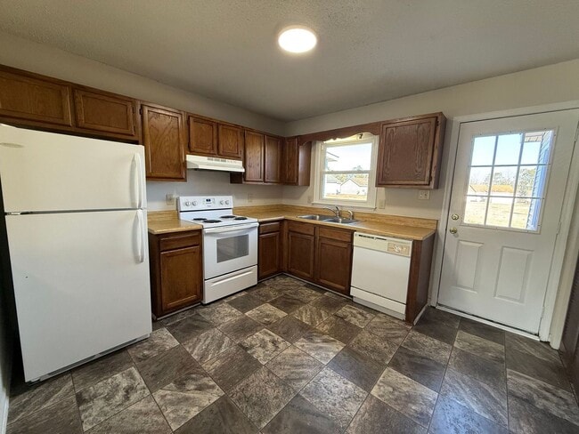 Building Photo - 2 bedroom, 1 bath Duplex