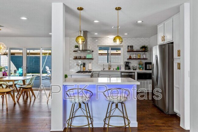 Building Photo - 980 N Buttonwillow Cir