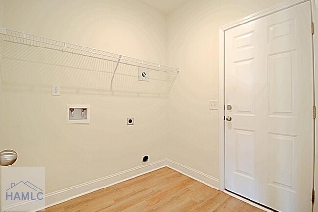 Building Photo - 302 Mcclelland Lp NE