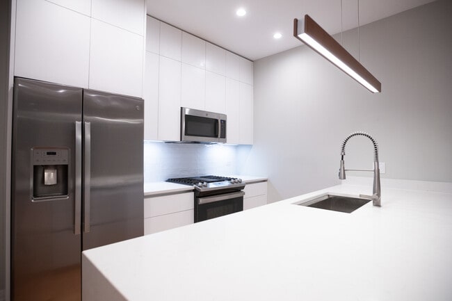 Building Photo - 1028 N California Ave