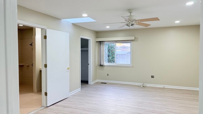 Building Photo - 1060 Glaser Dr