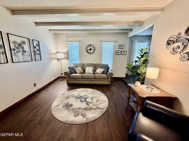 Building Photo - 6201 Escondido Dr