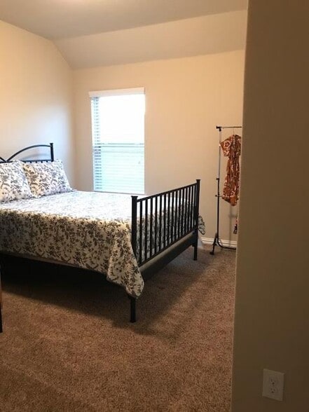 Smaller Bedroom - 5027 Italica Rd