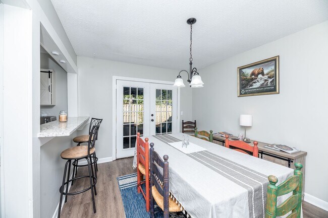 Building Photo - Charming and Spacious Home