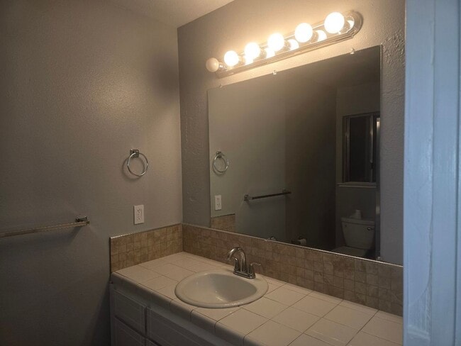 Building Photo - Spacious 2BD/2BTH with Private 2 Car Garage! (Ground Floor)