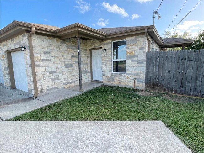 Building Photo - 1375 Loop 332