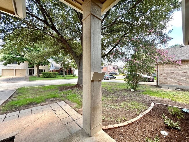 Building Photo - 3/BR 2/BA Home with Natural Light, Big Bac...