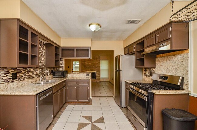 Building Photo - 7851 Battlepine Dr