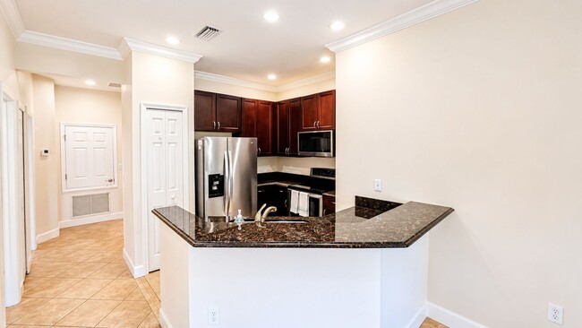 Building Photo - Annual UNFURNISHED 3-bed 2-bath condo in Stonehaven