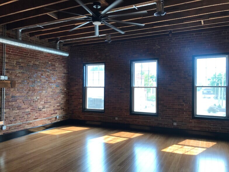 Building Photo - 426 Main St