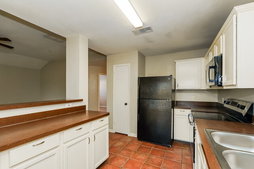 Building Photo - 1001 Springcreek Dr