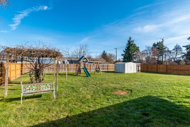 Building Photo - Charming 3-Bedroom Home on Spacious Corner...