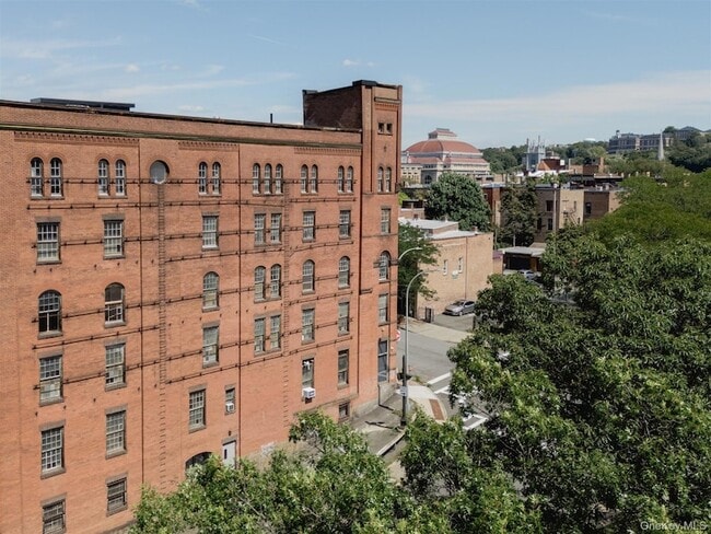 Building Photo - 155 S River St