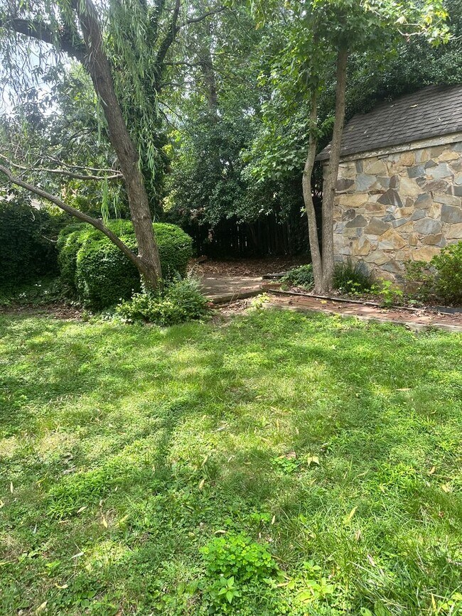Building Photo - 2702 Ridge Rd Dr
