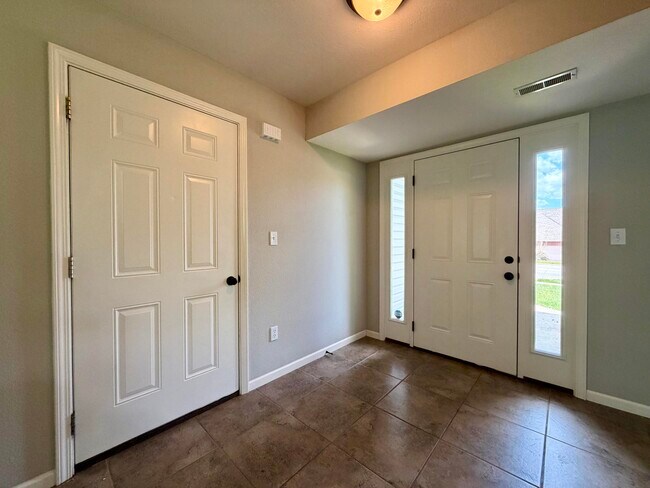 Building Photo - 1204 Louisville Dr